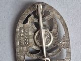 an image of a silver broochle with a pin on it