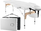 un gros plan d'une table sur laquelle se trouve un ordinateur portable