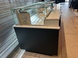 une vitrine en verre au milieu d'un magasin