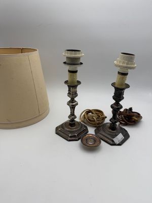 une lampe posée à côté d'un abat-jour sur une table