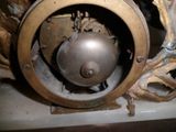gros plan d'une horloge avec une boule de métal au centre