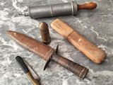 Plusieurs types d'outils sont disposés sur une table