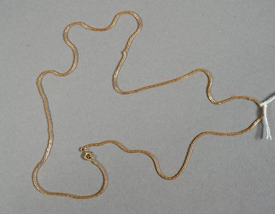 collier plaqué or composé d'une chaîne en or et d'un fil blanc