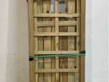 une grande étagère en bois avec des tablettes en verre