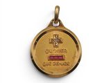 Gros plan sur une médaille d'or ornée d'une croix