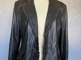 veste en cuir noir sur un mannequin, mannequin, mannequin, mannequin, mannequin, mannequin, mannequin, mannequin, mannequin