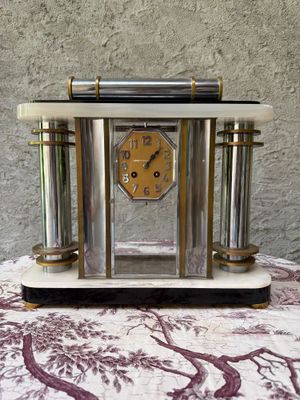 une horloge posée sur une table