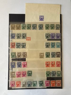 un gros plan d'un morceau de papier avec des timbres dessus