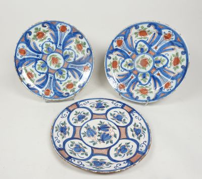 trois assiettes bleues et blanches ornées de fleurs, posées sur une table