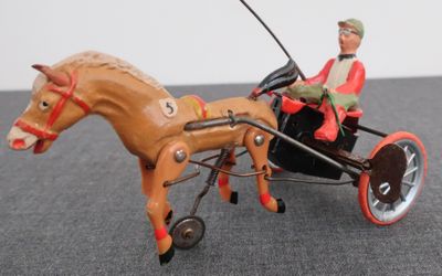 une figurine représentant un homme dans une calèche