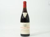 une bouteille de vin posée sur une table