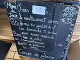 une enseigne apposée sur le côté d'un immeuble