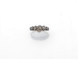 gros plan d'une bague en diamant sur une surface blanche