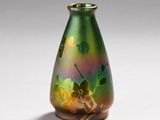 un vase vert orné d'une peinture sur fond blanc