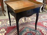une petite table en bois surmontée d'un tiroir
