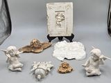 de nombreuses figurines posées sur une table