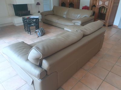 ROCHE BOBOIS Deux canapés en cuir taupe (légères usures) Dim…