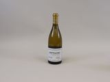 une bouteille de vin à côté d'un verre de vin