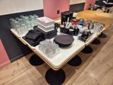 une table sur laquelle sont posés de nombreux verres et assiettes