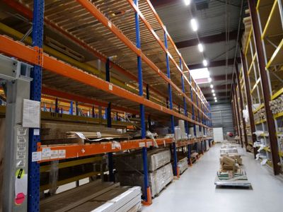 de nombreuses étagères dans l'entrepôt, sur lesquelles sont empilées des caisses et encore des caisses