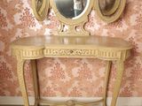 une table avec un miroir posé dessus