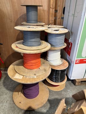de nombreuses bobines de fils de différentes couleurs et tailles