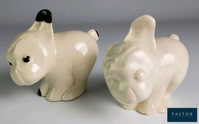 deux animaux en céramique blanche posés sur une table