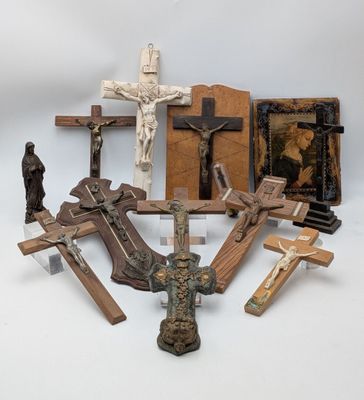 de nombreuses croix et autres objets religieux posés sur la table