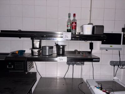 une photo d'une cuisine avec des casseroles et des poêles posées sur le plan de travail