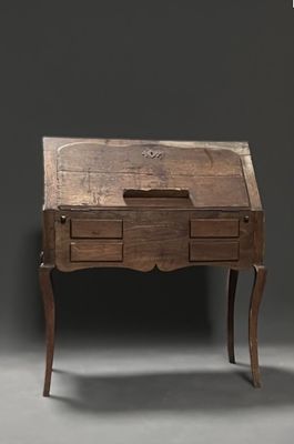 un petit bureau en bois avec un tiroir
