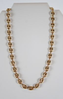 un collier à chaîne en or sur un mannequin mannequin mannequin mannequin mannequin mannequin mannequin mannequin mannequin mannequin
