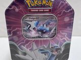 gros plan d'une boîte de cartes pokemon sur une table