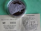 un gros plan sur un morceau de papier sur lequel repose une pièce de monnaie