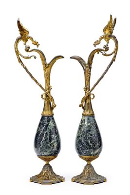 paire de vases anciens en laiton et marbre ornés d'oiseaux