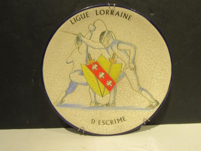 une assiette avec la photo d'un homme et d'une femme