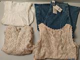 trois shorts et un haut orné de dentelle