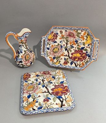 trois pièces de poterie exposées sur une table