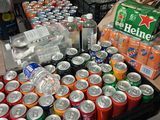 de nombreuses canettes de soda posées sur une table