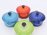 cocottes en fonte multicolores sur fond blanc