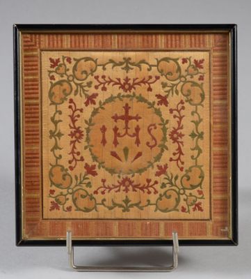 Tableau en marqueterie de paille polychrome centrée du monog…