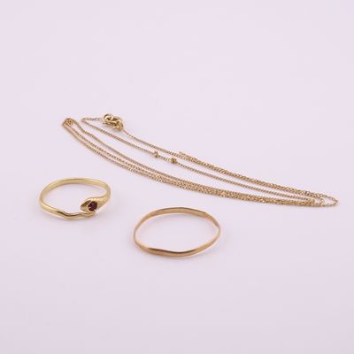 une collection de bijoux en or, comprenant notamment des bagues et un collier