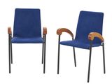 une paire de chaises bleues avec des accoudoirs en bois