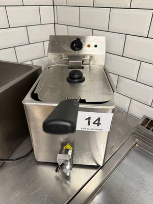 deux friteuses posées sur un plan de travail dans une cuisine