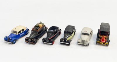 plusieurs petites voitures sont alignées sur une surface blanche
