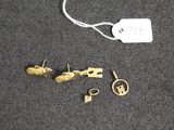 une étiquette posée par terre qui indique qu'il est temps d'acheter des boucles d'oreilles