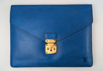 un portefeuille Louis Vuitton bleu orné d'un cadenas
