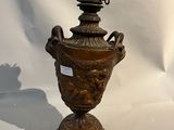 une lampe posée sur une table, sur fond blanc