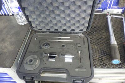 une mallette contenant des outils, posée sur une étagère