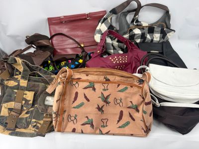 un grand nombre de sacs à main posés sur une table