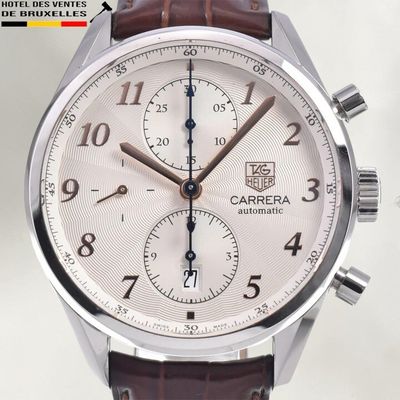 Gros plan sur une montre avec un bracelet en cuir marron